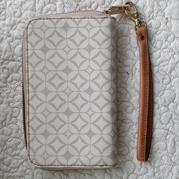 FOSSIL WRISTLET WALLETT - Picture 2 of 8